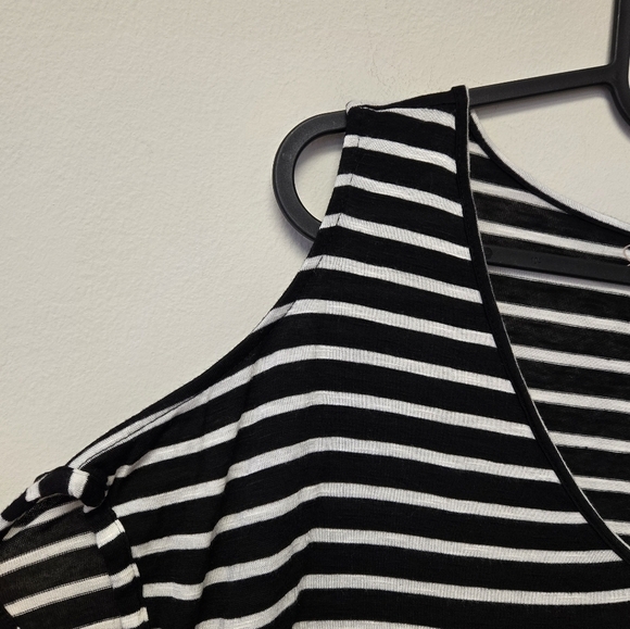 Jessica Simpson Rule Breaker Cold Shoulder Top Black Stripes M - Picture 5 of 8